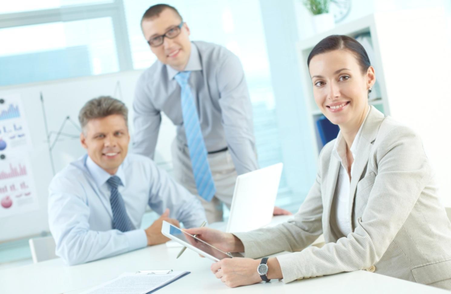 Espace de travail créatif avec outils financiers et éléments de design